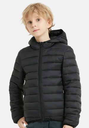 Veste matelassée noire avec capuche, présentant des coutures horizontales, une fermeture éclair frontale et des poignets élastiques. Légère, à texture lisse.