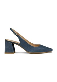 Chaussure slingback en daim bleu marine avec un bout pointu, un talon carré et un bracelet de cheville réglable. Texture lisse et minimalisme dans les détails.