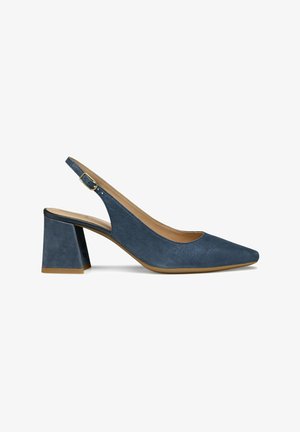 Zapato slingback en ante azul marino con puntera puntiaguda, tacón cuadrado y correa ajustable en el tobillo. Textura suave y minimalismo en el diseño.