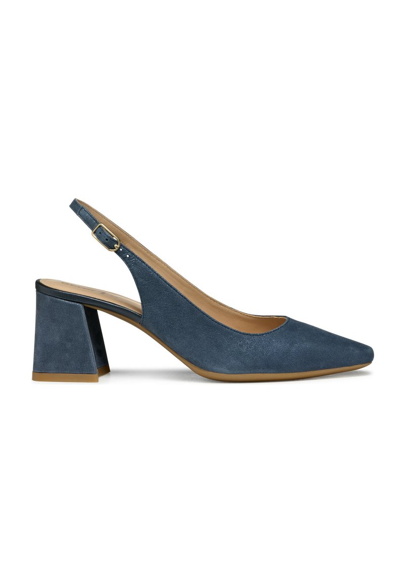 Chaussure slingback en daim bleu marine avec un bout pointu, un talon carré et un bracelet de cheville réglable. Texture lisse et minimalisme dans les détails.