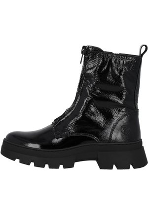 Schwarze Knöchelschuhstiefel aus glänzendem Lackleder mit einer robusten Sohle, ausgestattet mit einem seitlichen Reißverschluss und strukturierten Einsätzen für zusätzlichen Detailreichtum.