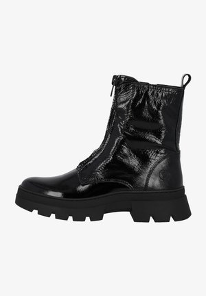 Zwarte enkellaarsjes van glanzend lakleer met een robuuste zool, voorzien van een zijrits en textuurelementen voor extra detail.