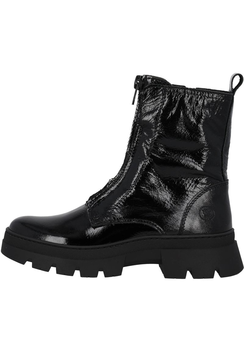 Botas negras hasta el tobillo hechas de cuero sintético brillante, con una suela resistente, que cuentan con un cierre lateral y paneles texturizados para un detalle adicional.