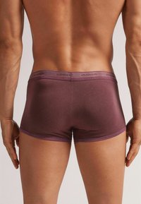 IUMAN Intimissimi Uomo STÜCKGEFÄRBTE BOXERSHORTS AUS ELASTISCHER SUPIMA® BAUMWOLLE - Boxerkalsong - bordeaux red stone delave'