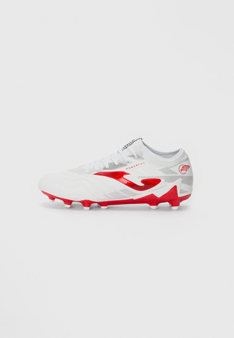 Chuteira de futebol branca com detalhes em vermelho, apresentando riscas texturizadas e um cabedal texturizado, projetada para tração com cravos moldados na sola.