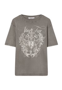 T-shirt grigio oversize realizzato in morbido cotone misto, con una stampa grafica bianca di ali, uno scudo e il testo "Stay True" con dettagli ornati.
