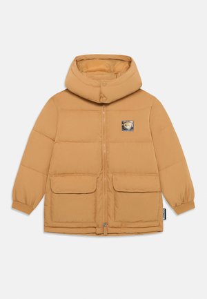 Veste beige rembourrée avec capuche, dotée d'une fermeture éclair, de deux poches avant, de poignets élastiques et d'une petite étiquette logo sur la poitrine.