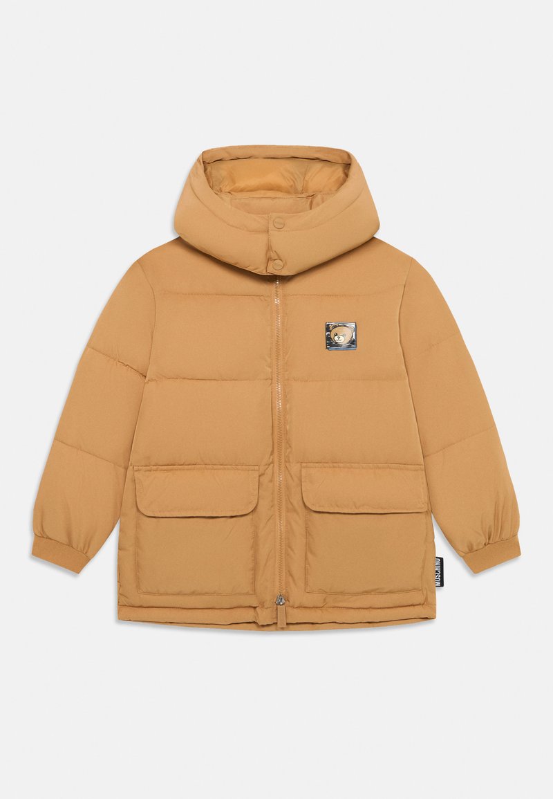 Beige gewatteerde jas met capuchon, voorzien van een ritssluiting, twee voorzakken, elastische manchetten en een klein logopatch op de borst.