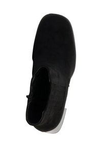 Bottine en cuir noir avec une texture lisse, une silhouette élégante, un bout arrondi et une fermeture éclair latérale pour un enfilage facile.