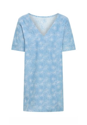 Rochie bleu deschis cu mâneci scurte și decolteu în V, având un model floral din dantelă albă pe întreaga suprafață a materialului.