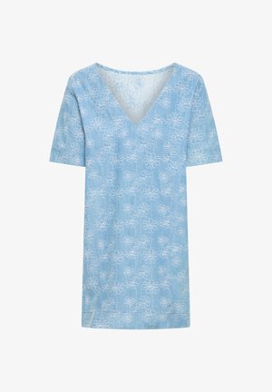 Lichtblauwe jurk met korte mouwen en V-hals, met een wit bloemmotief van kant over de gehele stof.