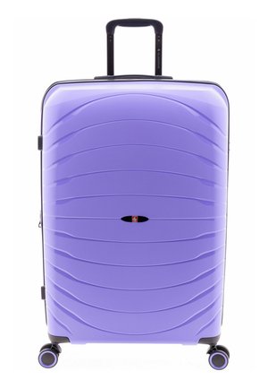 Lila Hartschalenkoffer mit vier Rollen und ausgezogenem schwarzem Teleskopgriff, von vorne gesehen.