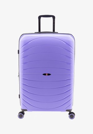 Lila Hartschalenkoffer mit vier Rollen und ausgezogenem schwarzem Teleskopgriff, von vorne gesehen.