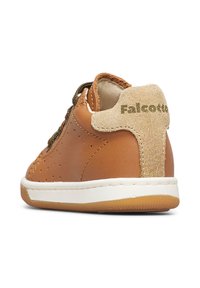 Sneaker in pelle marrone con un inserto in suede testurizzato sul tallone. Presenta suola in gomma e un design perforato per la traspirabilità. Logo verde sul tallone.