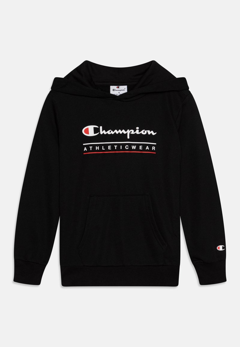 Sudadera con capucha negra que presenta un bolsillo frontal, puños de canalé y un logo en blanco y rojo de "Champion ATHLETICWEAR" en el pecho.