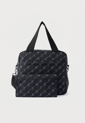 Borsa nera trapuntata e pochette abbinata con motivo di lettere bianche a puntini diagonali e manici neri su sfondo semplice.