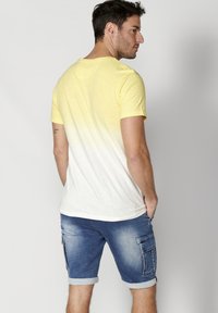 Koroshi SHORT SLEEVE  - Marškinėliai su spaudiniu - amarillo   yellow