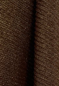 Tissu brun texturé avec des fils métalliques, présentant un design nervuré et une surface scintillante qui réfléchit la lumière.