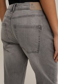 WE Fashion BLUE RIDGE - Vaqueros boyfriend - grey
