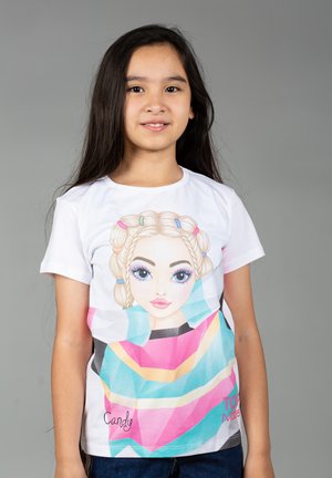 Weißes Baumwoll-T-Shirt mit einem bunten grafischen Design eines Mädchens mit Zöpfen und großen Augen, akzentuiert mit geometrischen Formen und Text.