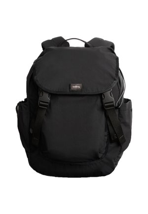 Sac à dos noir Bellroy avec rabat fermé par deux boucles, poches latérales et bretelles rembourrées.