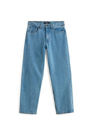 Hellblaue Jeans mit geradem Bein, fünf Taschen, Gürtelschlaufen und Knopfverschluss, flach auf weißem Hintergrund liegend.