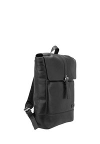 Czarny skórzany plecak o konstrukcyjnym designie, z regulowanym paskiem i górną klapą zabezpieczoną metalową sprzączką. Posiada przednią kieszeń.