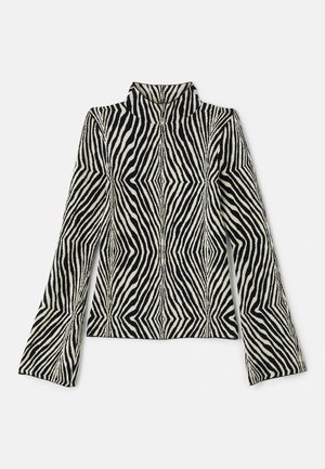 Langermet trøye med høy hals laget av et teksturert strikket stoff med et dristig mønster av svart og hvitt zebra-stripe og utsvingte mansjetter.