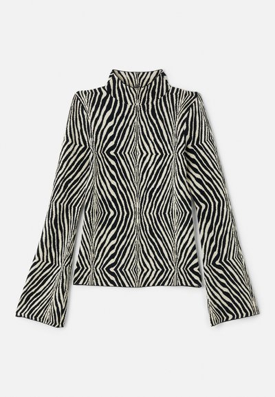 Haut à col roulé à manches longues en tissu tricoté texturé, arborant un audacieux motif rayé zèbre noir et blanc avec des poignets évasés.