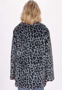 Cappotto in pelliccia sintetica grigia con stampa leopardata nera. Caratterizzato da una vestibilità comoda, maniche lunghe e una superficie morbida e texturizzata.