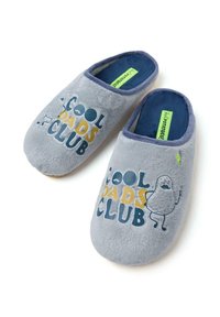 Zapatillas de felpa gris con el texto "Cool Dads Club", diseño de personaje de dibujos animados, textura suave y forro azul. Estilo sin cordones con suela flexible.