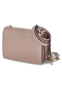 Borsa a tracolla rettangolare in finta pelle beige con hardware argentato, tracolla regolabile e tre scomparti, con dettagli in tessuto colorato.