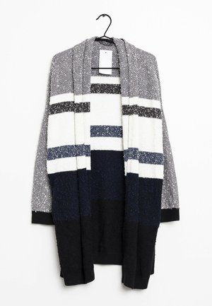 Grijze, witte, marineblauwe en zwarte gebreide open-front cardigan met horizontale strepen, hangend aan een zwarte hanger tegen een witte achtergrond.