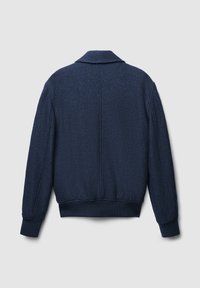 Giacca blu navy in tessuto felpato con colletto, polsini e cintura a coste; presenta un design pulito e minimalista.