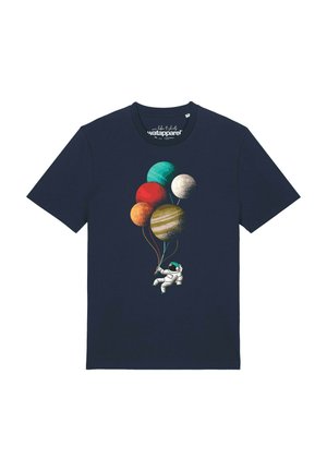 T-shirt bleu marine avec un astronaute tenant des ficelles attachées à cinq ballons colorés ressemblant à des planètes.