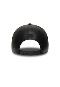 Melna ādas cepure ar gludu tekstūru, ar snapback aizdari un logo uzlīmi aizmugurē. Apaļa kroņa forma un plakana maliņa.