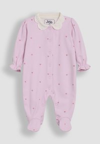 Helles rosa Babystrampler mit einem weißen gestickten Kragen, kleinen Herzmustern, langen Ärmeln und Druckknöpfen auf der Vorderseite. Weicher Stoff.