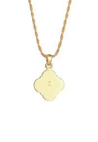 Collana d'oro con una catena attorcigliata e un pendente a forma di trifoglio. Il pendente presenta una superficie liscia e una piccola incisione.