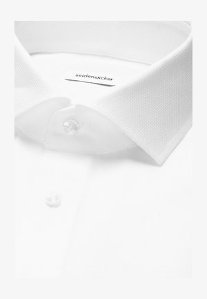 Close-up van een witte overhemdkraag en knopen met een "seidensticker" merklabel aan de binnenkant van de halslijn.