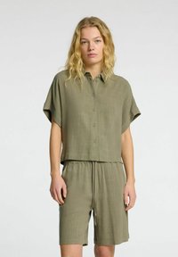 Unselected, vetiver