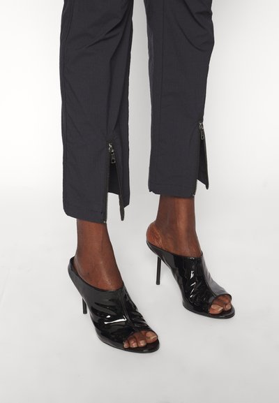 WOOD WOOD ANGELA ARMY PANT - Kargopüksid - black