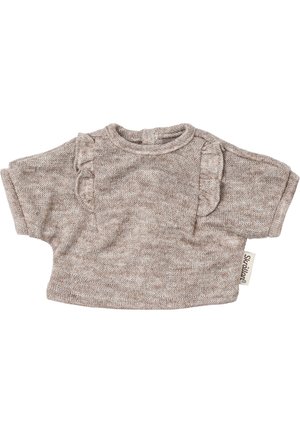 Pull bébé tricoté marron avec manches courtes, détails froncés aux épaules et petite étiquette de marque en tissu sur le côté.
