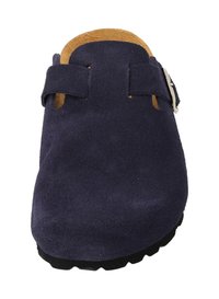 Marineblaue Wildlederclogs mit strukturiertem Oberfläche, braunem Wildlederinnenfutter, verstellbarem Riemen und schwarzer Gummisohle mit Grip.