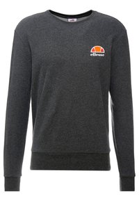 Sudadera gris oscuro con mangas largas, cuello redondo, puños y dobladillo acanalados. Presenta un pequeño logo naranja y blanco en el pecho.