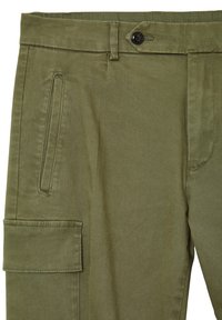 Olivgrüne Cargo-Hosen aus strapazierfähigem Stoff, mit Knopfverschluss, Seitentaschen und einer strukturierten Oberfläche mit subtilen Nahtdetails.