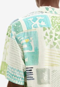 Korte mouwen overhemd van lichtgewicht linnen, met een meerkleurig abstract patroon in groen- en blauwtinten op een lichte achtergrond.