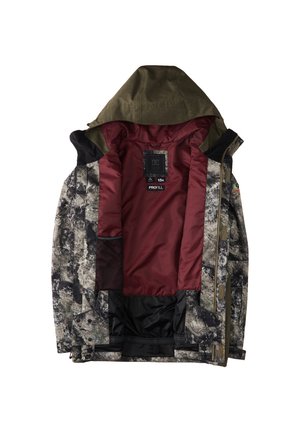 Chaqueta con capucha de exterior de camuflaje en tonos de verde y negro, con un interior burdeos y varios bolsillos con cremallera. Textura suave.