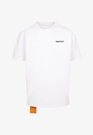Weißes Baumwoll-T-Shirt mit kurzen Ärmeln. Auf der Vorderseite befindet sich schwarzer Text "vergessene Gesichter" und ein orangefarbener Markenaufnäher am unteren Rand.