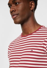 Tommy Hilfiger T-shirt básica - rouge/ivory