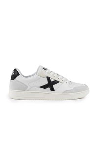Sneaker bianca con accenti in suede grigio e logo a forma di stella nera. Presenta lacci lisci, suola in gomma e parte superiore testurizzata. Vista laterale mostrata.